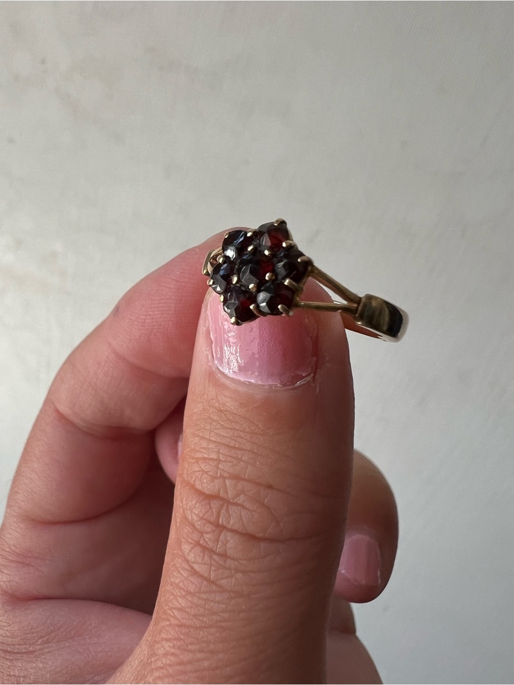 Elegant Gold-Tone Garnet Cluster Ring - Deep Red Gemstone - Picture 4 of 5